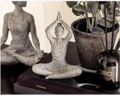 Figur yoga dame grå ass H.18 cm