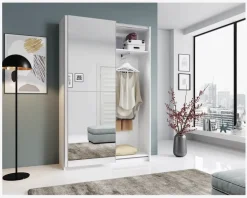 Garderobeskab med en spejllåge