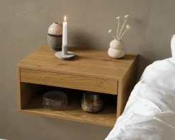 Sengebord Cholet med 1 skuffe vild eg kunstfiner