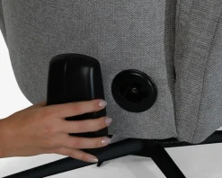 Stol med indbygget fodskammel og løftefunktion